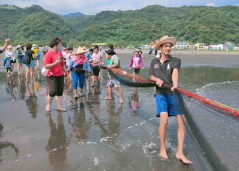 頭城農場推廣食物日 外澳百人體驗牽罟