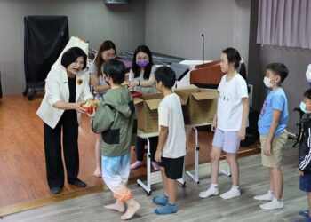 國慶焰火晚會表現精彩　張麗善親送餐點感謝七校近450位學子