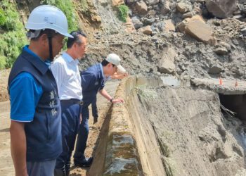 翁章梁勘查番路鄉大華公路　道路受阻積極搶通中