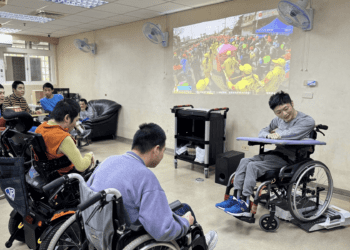 感動一刻 智慧科技實現夢想 八里愛心教養院院生沉浸大甲媽祖遶境體驗