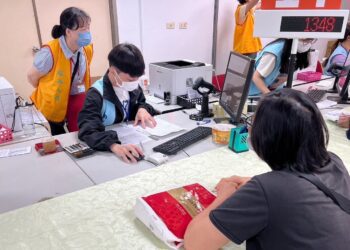 南應大財金系學生「納稅服務隊」　支援南區國稅局臺南分局服務臨櫃民眾