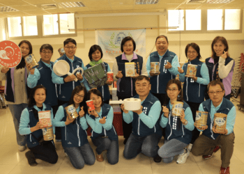 關懷弱勢不遺餘力!新泰國中校友會捐高單價奶粉 7-11贈街友愛心便當