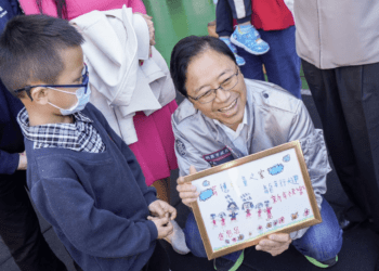 溫馨年節 張善政訪孤兒院共度新年：祝福孩子們健康快樂成長