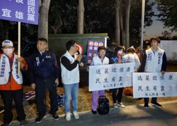 影音／政府只見選票笑不見農友哭　鄭俊雄與劉淑芳夜市送菜「迎侯康民生有靠山」