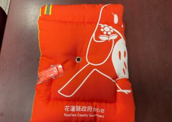 防災與飲食健康並重 縣府致贈新生防災頭套與專屬餐具組