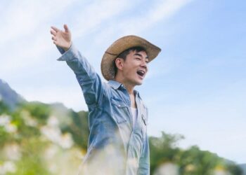 任賢齊迎59歲活力充沛！變身「花蓮王」走到哪吃到哪