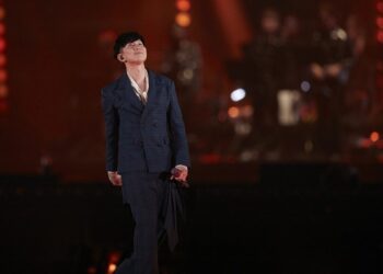 林俊傑自爆「心臟出問題」回應了　痛到彎腰畫面曝：我還能唱多久？