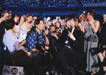 阿信歌唱老師竟然是他！歌王現身大巨蛋觀眾席原因超地獄