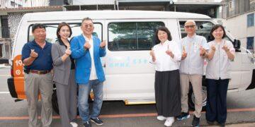 以愛傳家回饋社會　嘉市政顧問林文村捐贈長照交通車