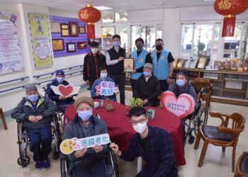 歲末送愛至東區老人之家 魏嘉彥致贈長者春節禮金