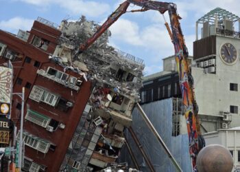 花蓮天王星大樓傾倒 縣府出動重型機具除拆　