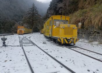 影音∕超級强烈寒流來襲　太平山降瑞雪　入園車潮湧現　遊客樂翻天