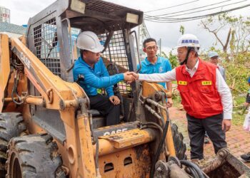 屏東隊馳援嘉義縣校園救災　翁章梁送飲料表達謝意