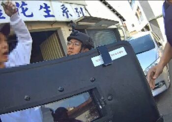 影音/男改造槍砲販賣遭捕威脅引爆炸彈　警機警壓制化險為夷