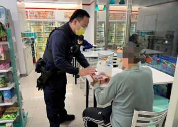 溪湖暖警深夜救援癱座於路上男子　自掏腰包購買牛肉泡麵果腹