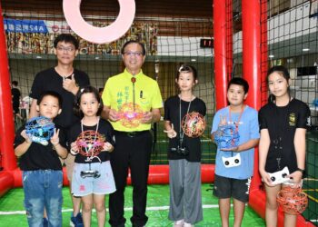 無人機化身小小足球員 數十位小朋友體驗讓足球飛的樂趣