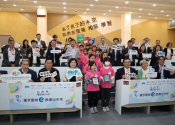 「e啟讀出未來」行動圖書館啟航　22民間企業捐贈雲林學童數位閱讀裝置