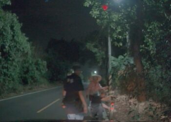 深夜迷途老婦牽車於馬路 暖警化成守護神護送返家