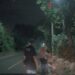 深夜迷途老婦牽車於馬路 暖警化成守護神護送返家