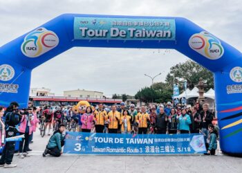 環台賽選手衝刺浪漫台三線 50隊客家啦啦隊熱情應援