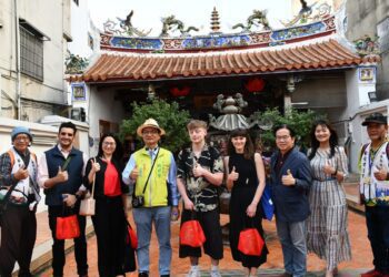 市長林世賢充當解說導覽員　為英國籍藝術家伴遊寺廟古蹟