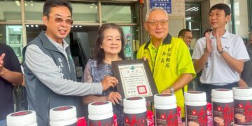 彰化郵局郵遞幸福關懷列車到二林 重陽致贈養生禮盒轉發予轄內獨居長者