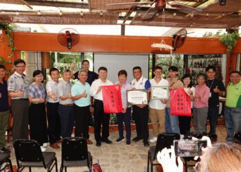 頭城農場與方子維分獲國際休閒農業大獎 農保署長頒賀榜表揚