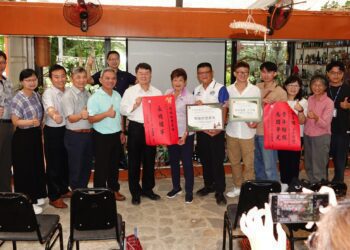 頭城農場與方子維分獲國際休閒農業大獎　農保署長頒賀榜表揚