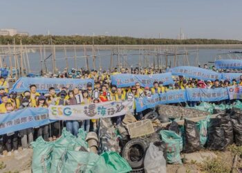 用行動讓改變發生！ 台數科、鑫傳國際 號召200人 雲林淨灘 清海廢