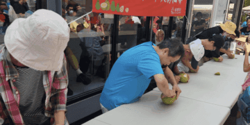迎接中秋 新北舉辦「柚見快手」剝柚賽 讓市民感受濃厚的團圓氣氛