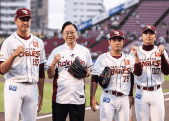 張善政擔任日職開球嘉賓 宣布桃園11月將辦「臺日韓棒球交流賽」 三國勁旅齊聚