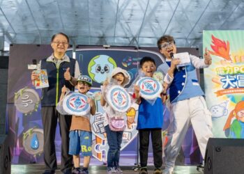台電節電行動劇於大安森林公園登場 響應2025世界地球日 邀孩童變身地球超人