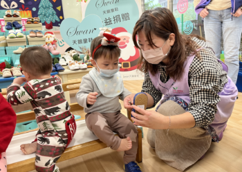 市議員攜手製鞋廠商聖誕送愛心 南勢角公托中心孩童搶先收到聖誕禮物