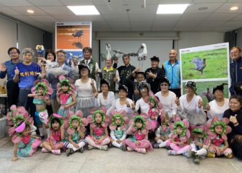 【黑白】與【彩色】攝影展暨【鋁罐黑琵藝術】展覽七股黑面琵鷺展示館展出