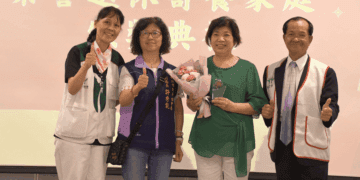 27年照顧29名失依兒 新北最美寄養家庭蔡碧桃光榮退休 上香稟報菩薩護持每位孩子