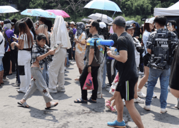 濕身狂歡新北碧潭潑水節嗨爆 泰星Kaimook、Bam Phailin魅力四射 萬人水戰消暑
