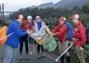 還大自然一片純淨 新北攜手志工淨山 天燈文化與環境共存