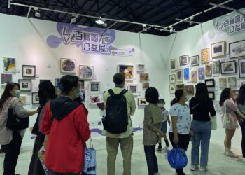 高師大美術系「以愛為筆 繪出絢爛」 藝術公益展深獲好評