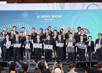 喝AI珍奶、跟機器狗互動！全台最大AI展AI WAVE SHOW開幕 超過300項應用一站體驗未來生活