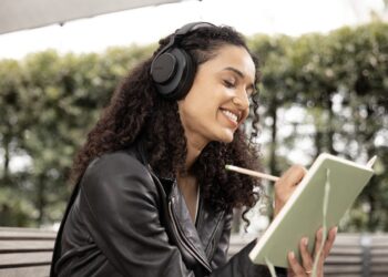 Shure全新炫酷黑鋁金AONIC 50 Gen 2華麗登場　無線降噪耳罩式耳機攜手SE專業監聽耳機打造行動工作室