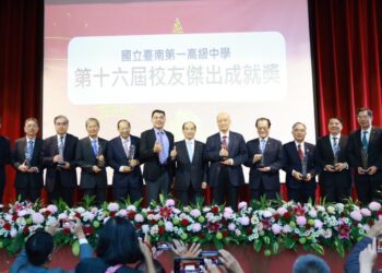 南一中103週年校慶及傑出校友頒獎　王金平致贈功勳貢獻珍相畫作祝賀