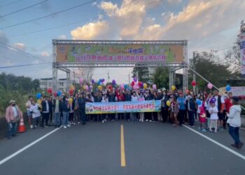 溪州鄉元旦升旗、親子健行暨新春親子揮毫　鄉長江淑芬與民迎接新年第一道曙光