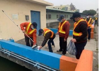 東螺溪岸旁木棉花道盛開　環保局全面加強東螺溪畔旁畜牧業查核