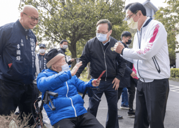 榮民長者過好年!張善政視察八德榮譽國民之家 嘉許照護人員付出