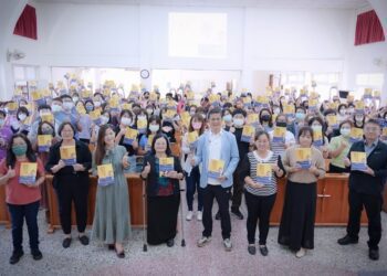 永不放棄人生! 建商老董狂捐七千本《帶著桎梏翱翔》予身障、弱勢、受刑人