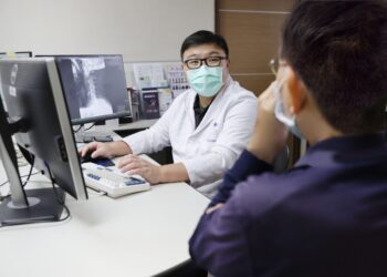 整脊「鬆一下」竟造成椎間盤突出 21歲男軟腳險癱