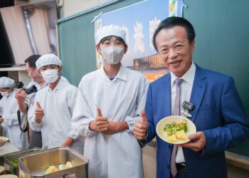 翁章梁赴日推廣蜜梨鳳梨　與日本山口縣中學生共進午餐