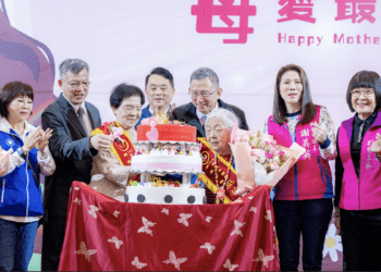 向偉大母親致敬 王明鉅表揚中壢區模範母親 感謝無私奉獻