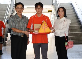 花蓮高工「一心祈福，金榜題名；點燈祈願，花蓮平安」