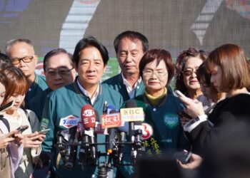 影音／賴清德與陳素月車掃拜票　熱情鄉親路旁揮舞旗幟熱烈歡迎大喊「凍蒜」